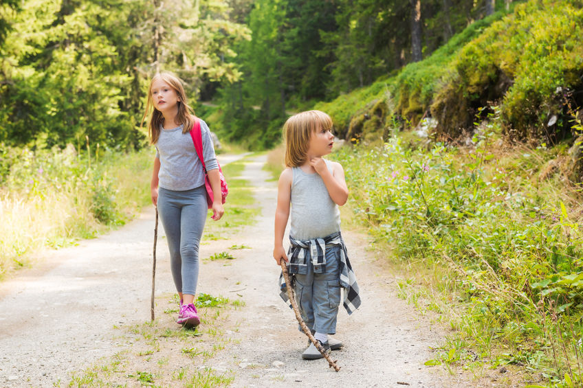 Ruta de senderismo con niños pequeños en el día de la Madre